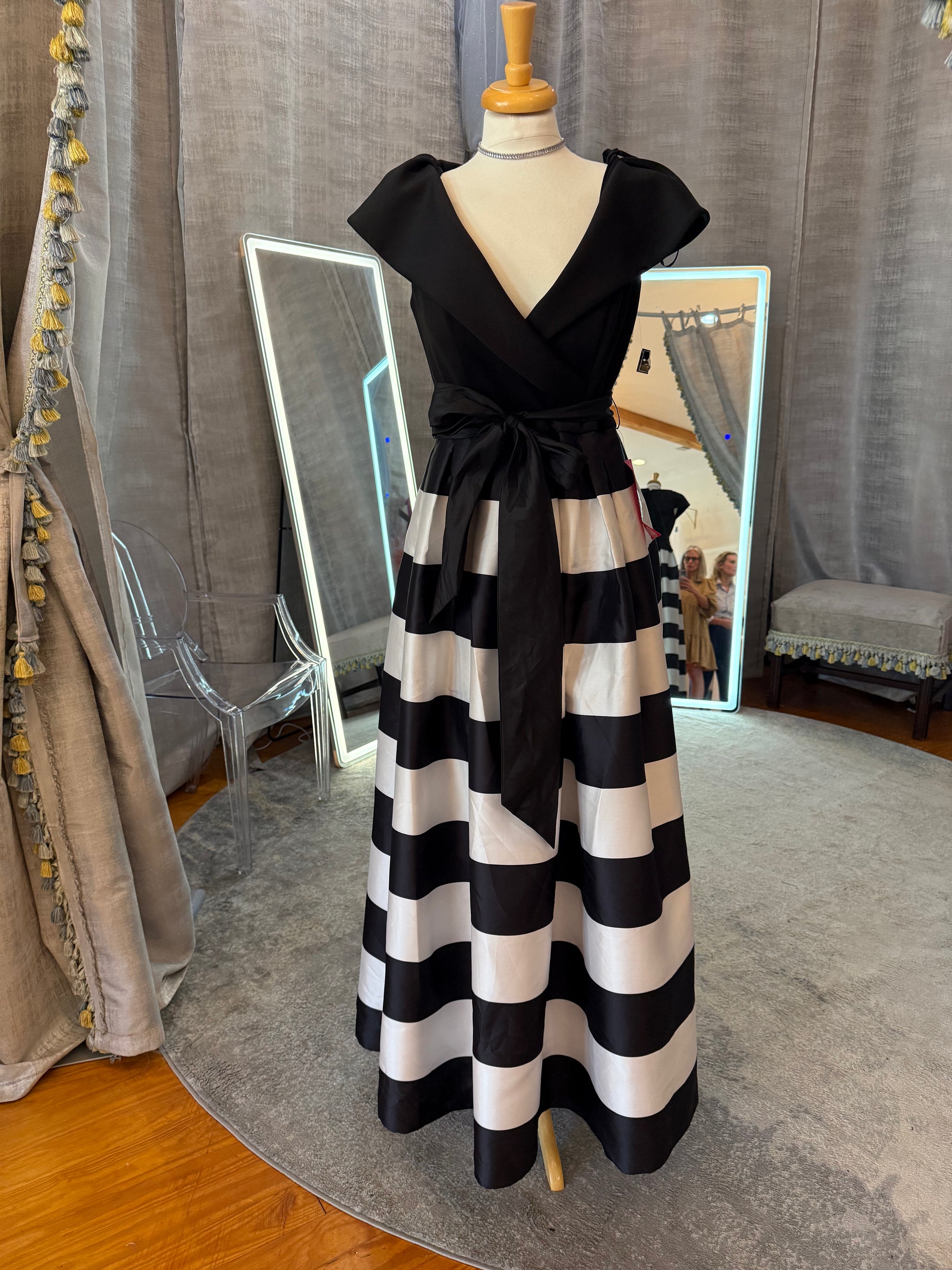 Jessica Howard Colorblock Stripe Ball Gown with Pockets – Black & White | Size 12