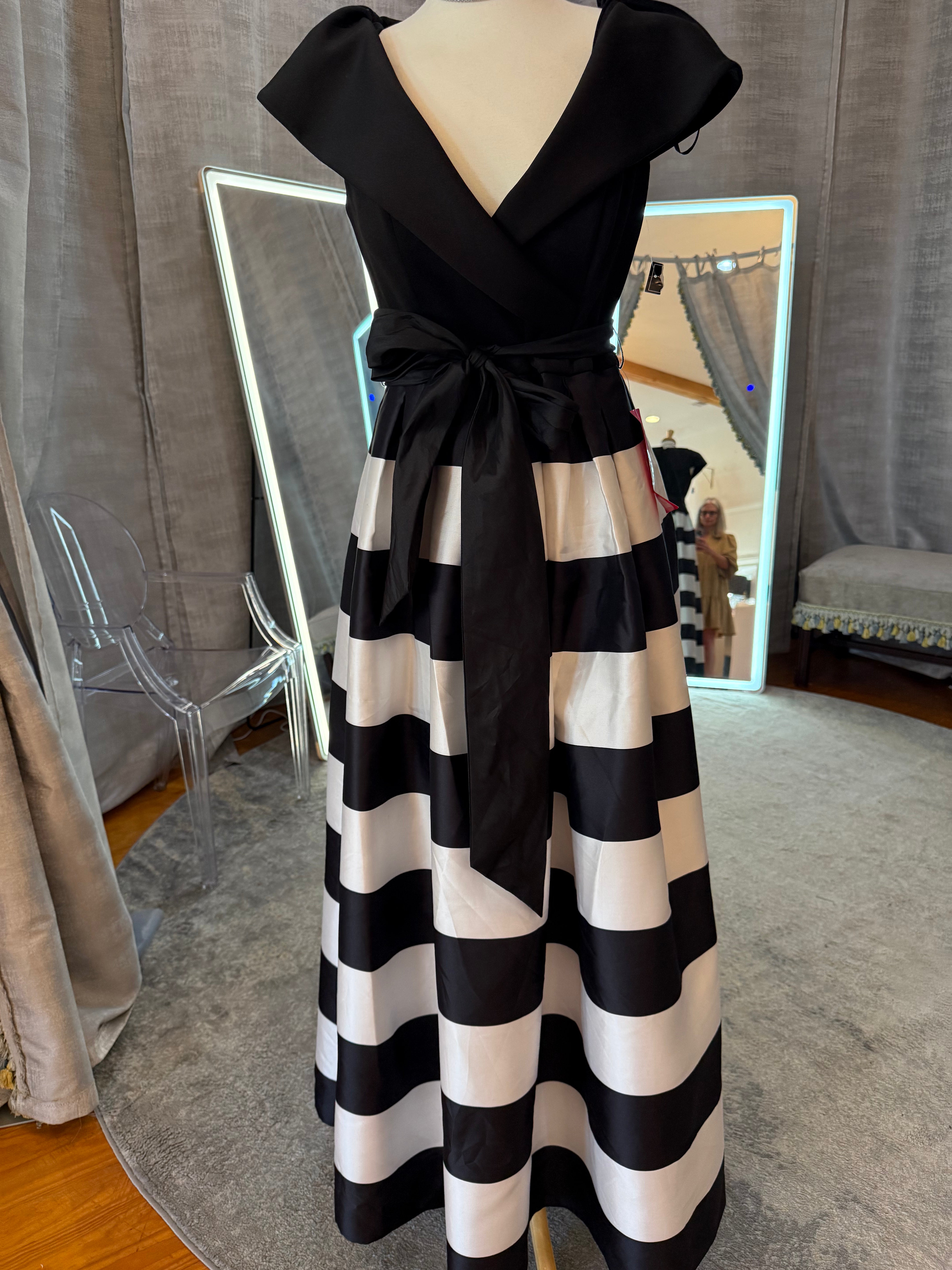 Jessica Howard Colorblock Stripe Ball Gown with Pockets – Black & White | Size 12