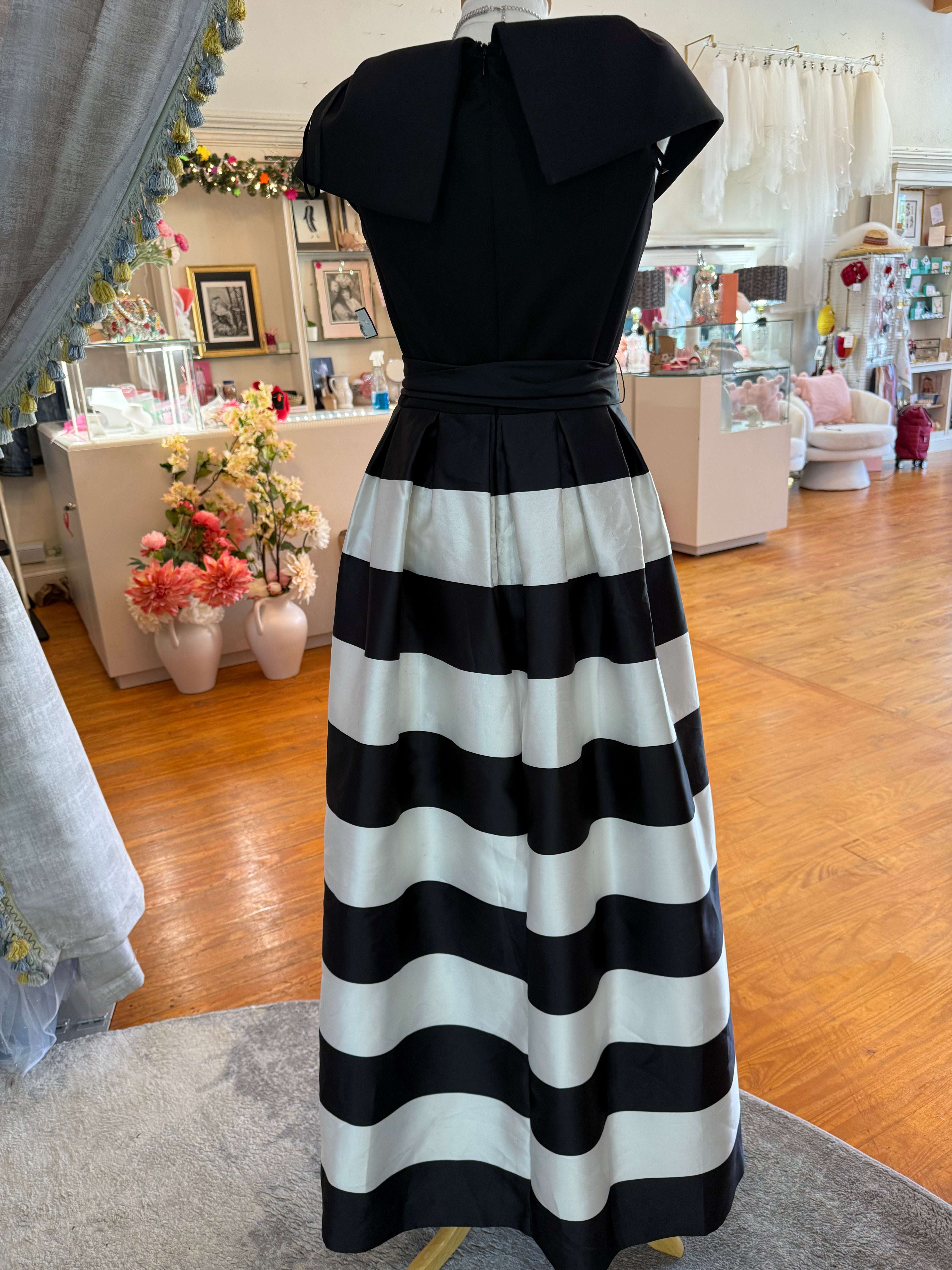 Jessica Howard Colorblock Stripe Ball Gown with Pockets – Black & White | Size 12