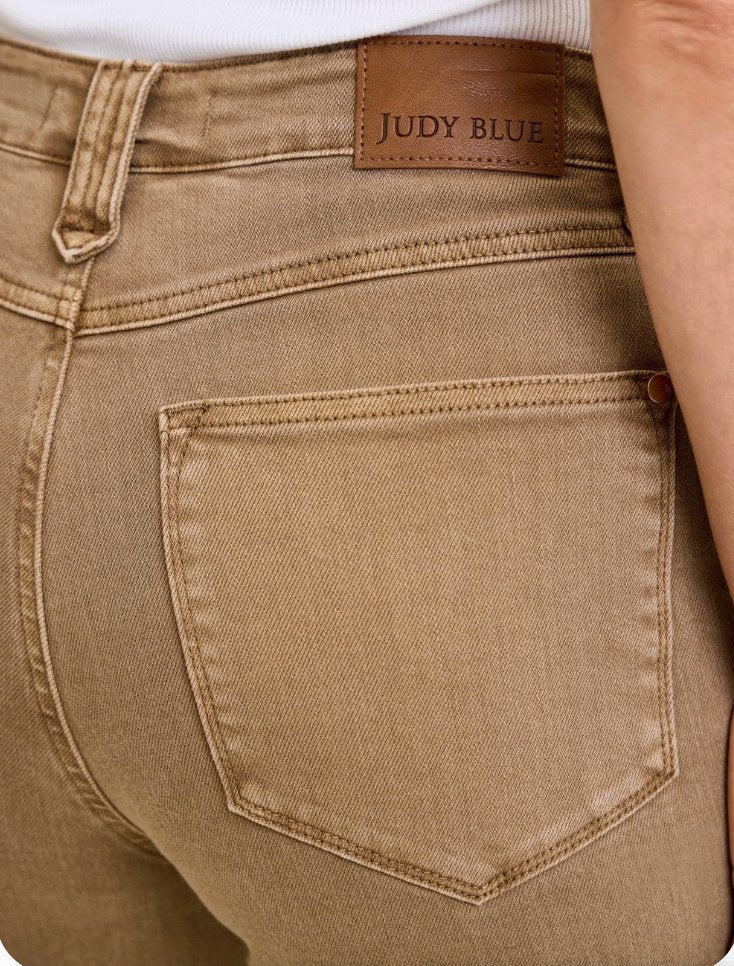 Back view of Judy Blue Latte Luxe cropped wide leg jeans with Judy Blue leather brand patch and pocket detail in warm latte wash